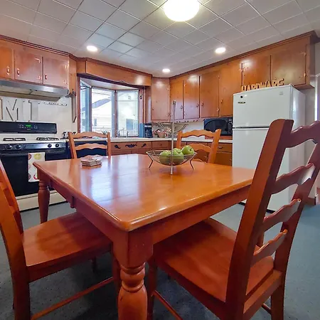 Huge Historic, W/Large Yard & Close To Beach
